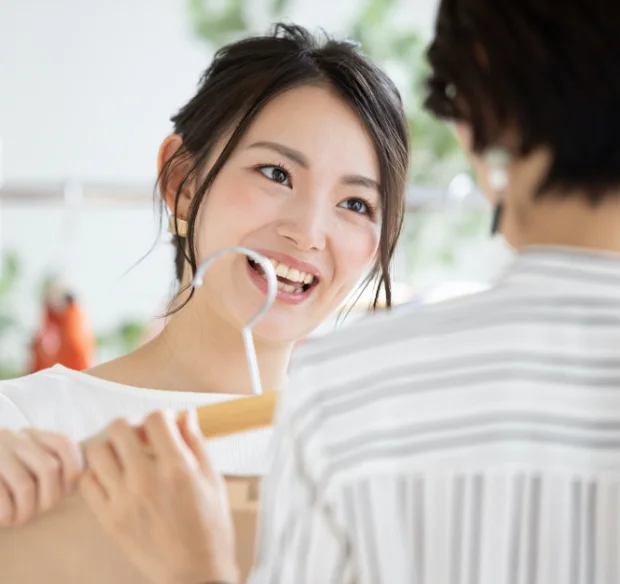 店頭で笑顔で接客する販売員